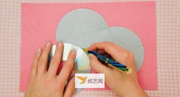 Detailed illustration of folding a wedding candy box using origami