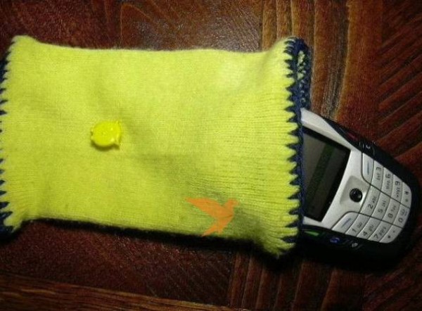 Tutorial on how to make a mobile phone case made of socks