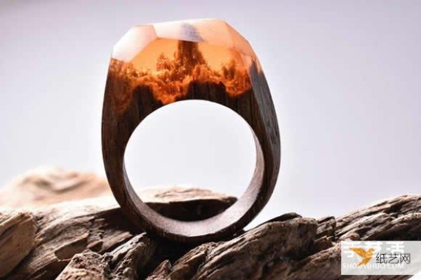 The handmade wooden ring that hides the mysterious and majestic scenery that people can’t look away from