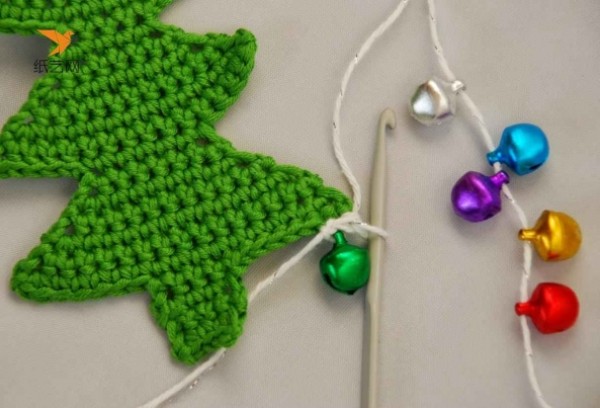 Crochet Christmas tree making tutorial illustration