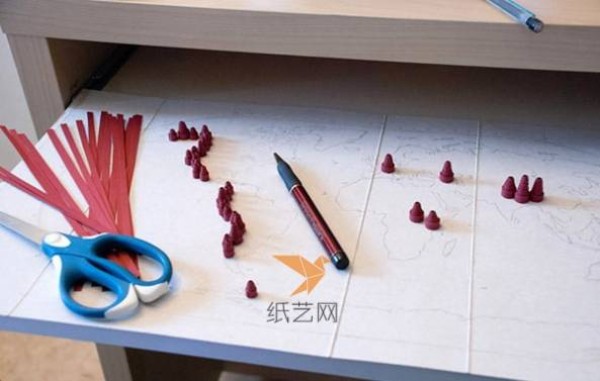 Tutorial on hand-making paper quilled world map