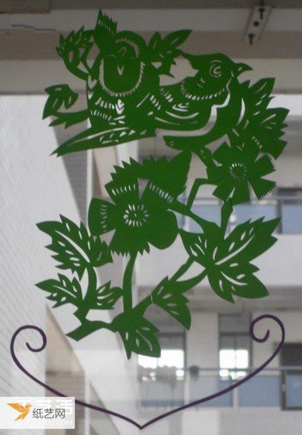 Enjoy some very simple and beautiful paper-cut patterns for children’s window grilles