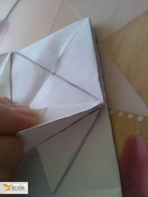 Step-by-step illustration of how to use origami to fold a cute grand piano