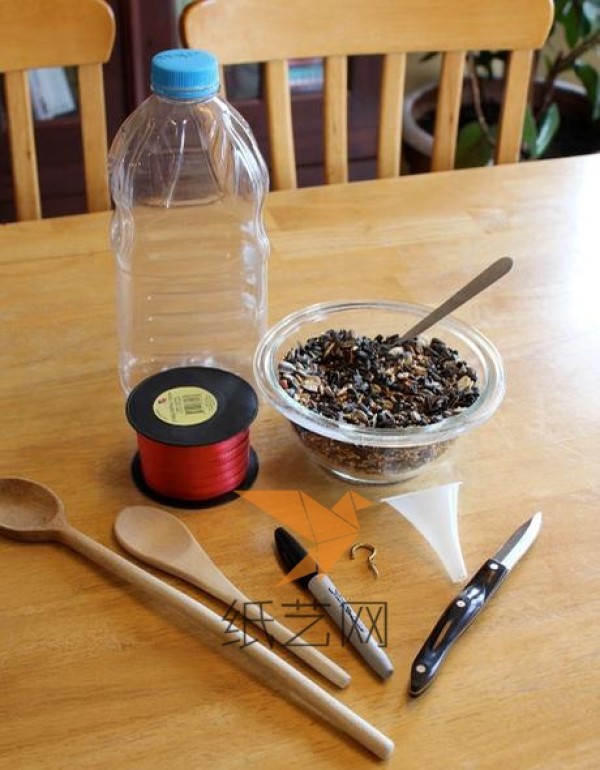 Tutorial on making an automatic bird feeder from waste beverage bottles