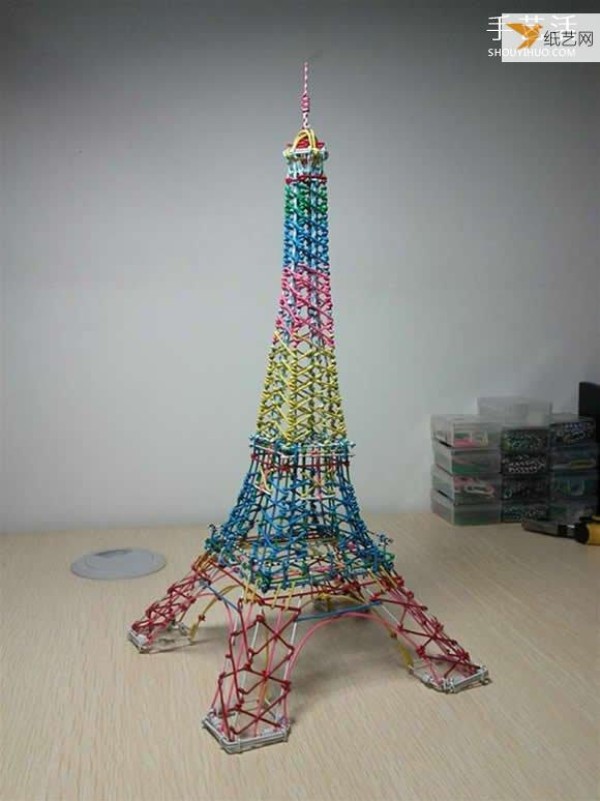 Tutorial on making a model of the Eiffel Tower using paper clips