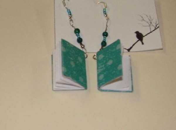 Creative DIY tutorial for making cute book earrings for top students