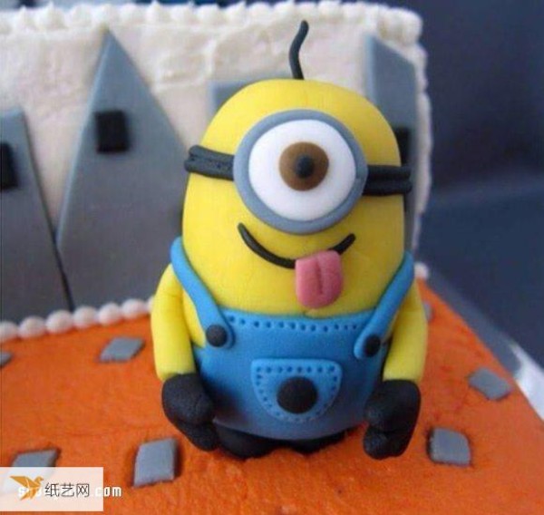 Illustration of how to use soft clay to make personalized minion