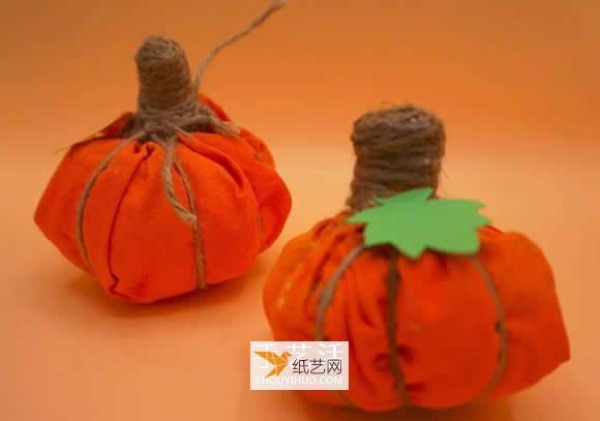 A simple tutorial for young children to make small fabric pumpkins