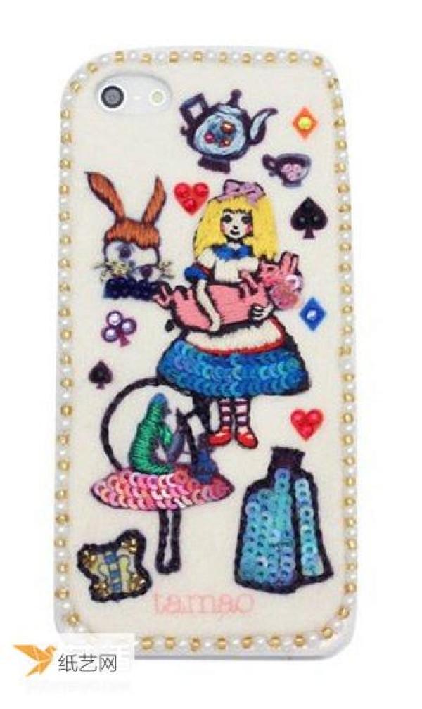 Fairy tale-like embroidery craftsmanship creates unique and cute mobile phone cases