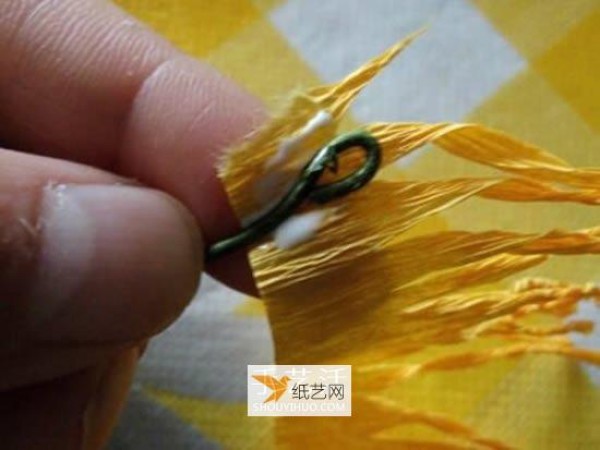 Illustrated step-by-step tutorial on folding beautiful lilies