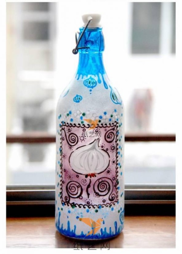 Turn waste into treasure. Personalized graffiti drawings made from finished glass beverage bottles.