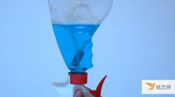 A spray bottle that can be sprayed at any angle is easy to use and personalized through modification