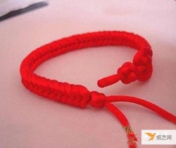 Illustration of how to weave a Chinese style red rope bracelet