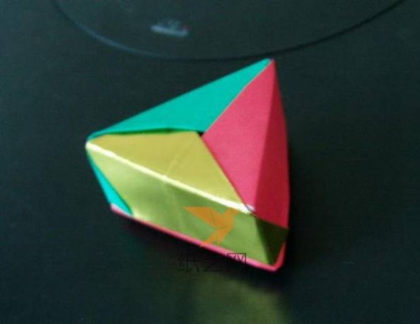 Tutorial on making handmade triangular origami box gift packaging box