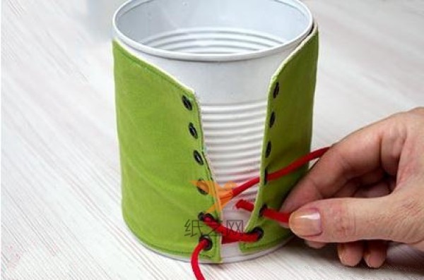 Tutorial on making beautiful pen holders from waste food cans