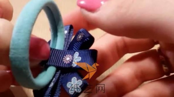 Tutorial on flower hair ties made from ribbons