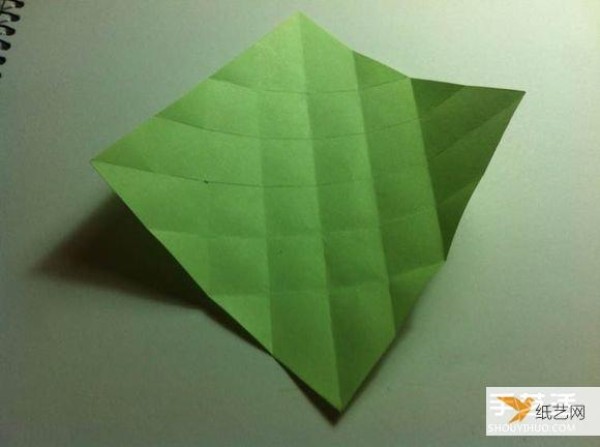 Illustration of how to fold a very creative four-leaf clover using a piece of paper