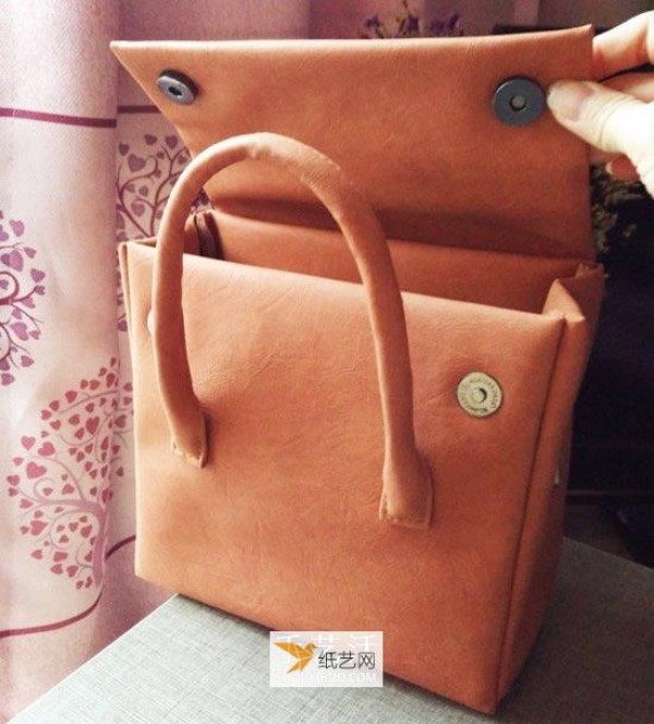 A simple way to make a plain handbag for women