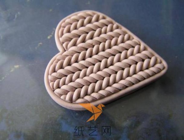 Tutorial on making a heart-shaped clay brooch for Valentine’s Day gift