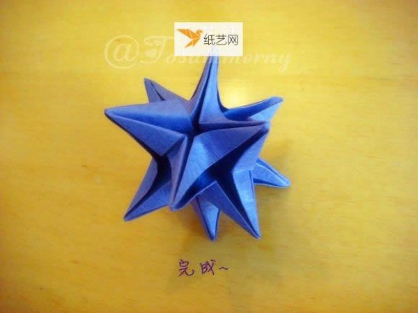 Illustrated tutorial for folding a beautiful Christmas star using origami