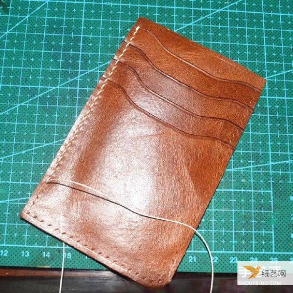 Illustrated tutorial on how to make a personalized leather wallet by hand