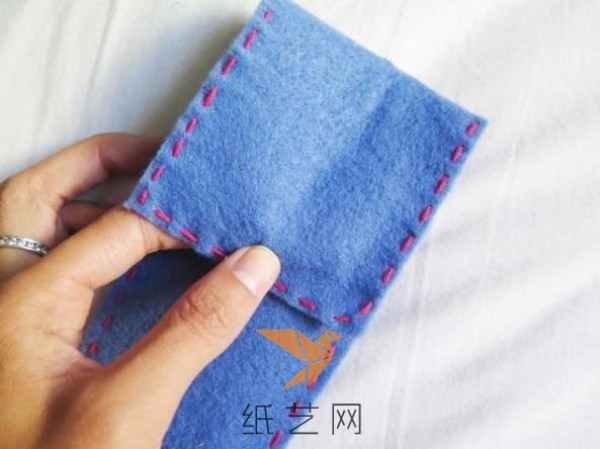 Tutorial on making a simple pencil case from non-woven fabric