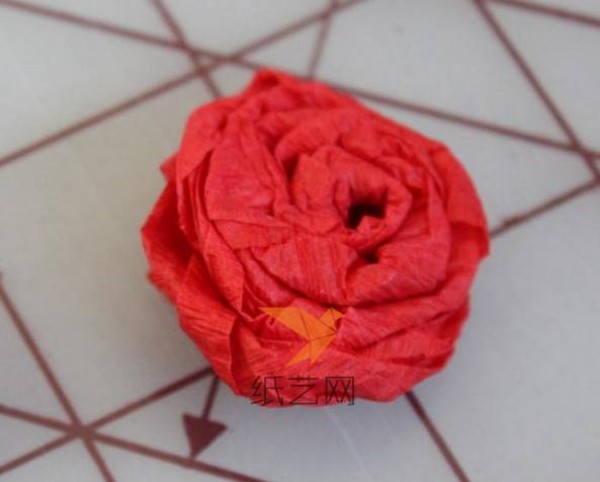 Tutorial on how to make a simple paper rose heart-shaped decoration