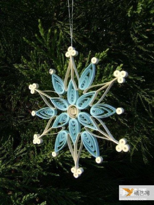 Illustration of how to make beautiful rolled paper snowflakes by hand using quilling paper