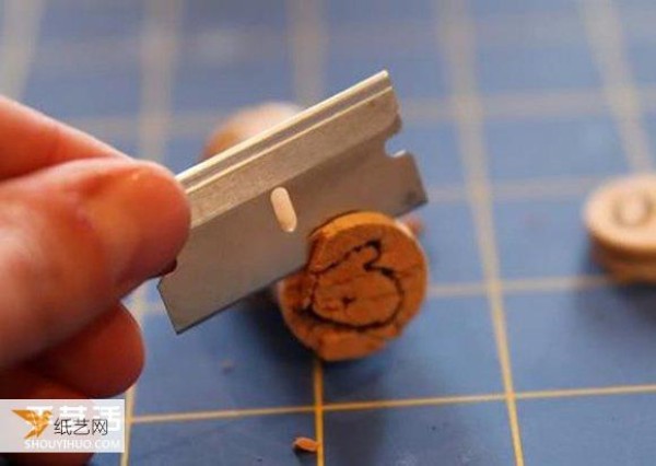 Tutorial on how to use red wine cork stoppers to make personalized stamps