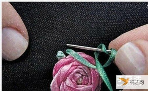 Illustrated tutorial on basic methods of embroidery stitches for five-cornered rose ribbons