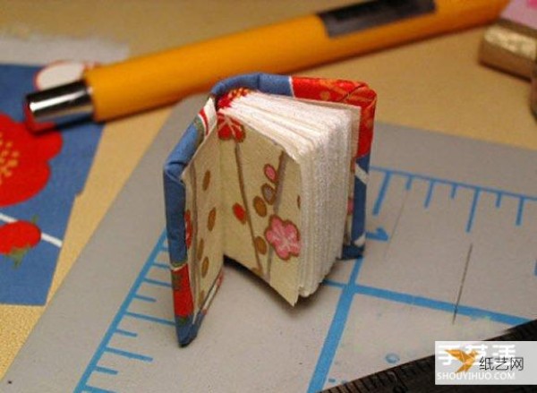 Illustrated tutorial on how to make your own mini cute personalized book