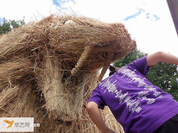 Using useless straw to create large sculptures at Japans Rice Straw Art Festival