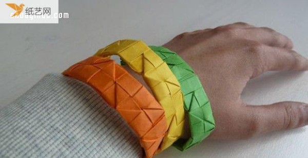 Illustrated tutorial on how to fold origami bracelets by hand