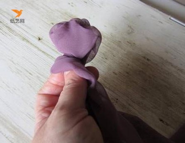 Elegant fabric flower brooch making tutorial illustration