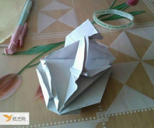 Step-by-step illustration of how to use origami to fold a cute grand piano