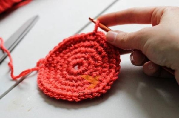 Tutorial on making beautiful crochet coasters as a New Year gift