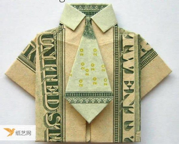 Illustrated tutorial on using dollar origami to fold a short-sleeved T-shirt with a cute little tie