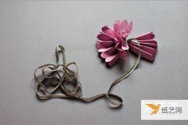 Detailed illustrated tutorial on how to make three-dimensional paper flowers