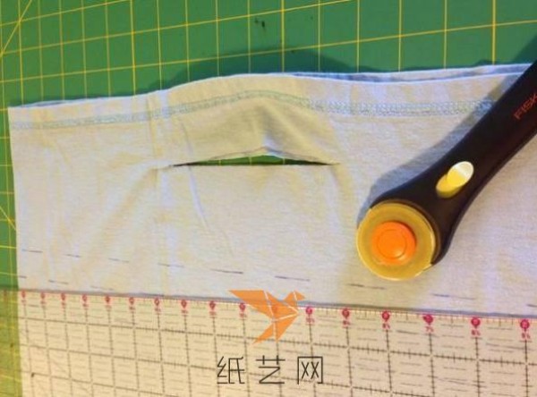 A simple tutorial on how to transform an old T-shirt into a practical mesh bag