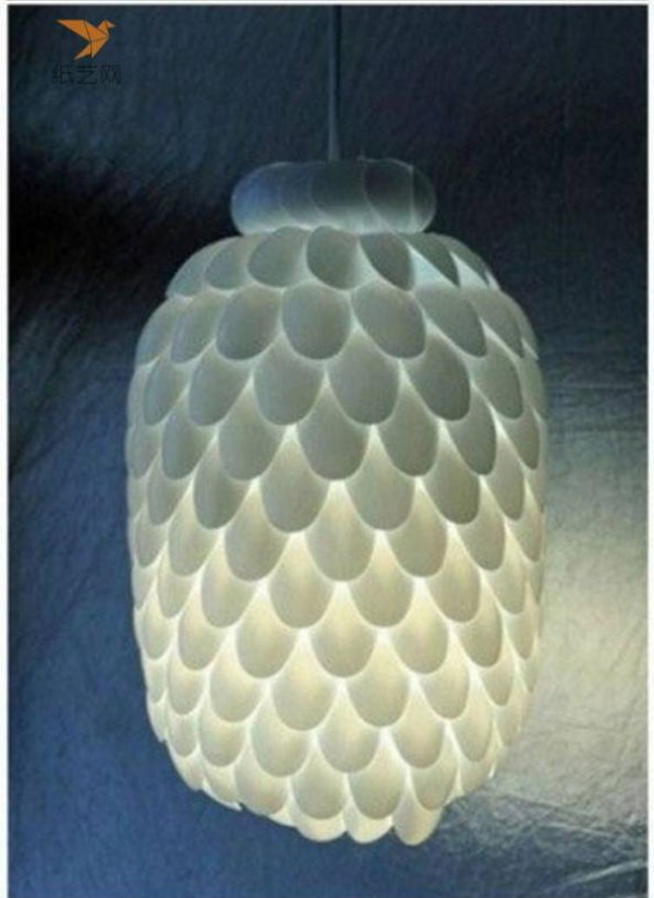 Tutorial on turning waste into treasure: a petal pineapple-shaped lampshade made from disposable plastic spoons and large mineral water buckets