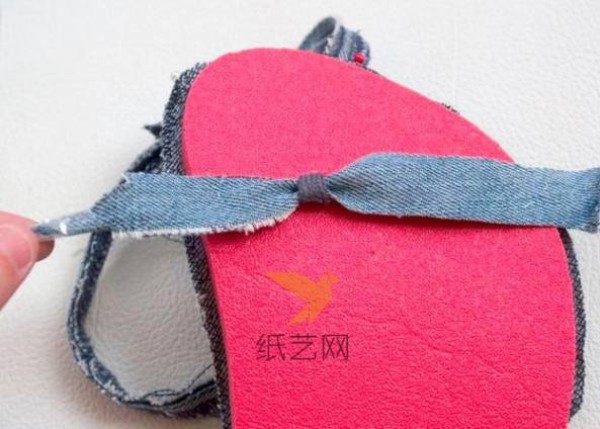 DIY tutorial on transforming old clothes into old jeans and using waste materials to make flip-flops