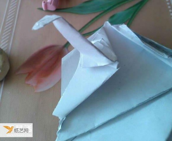 Step-by-step illustration of how to use origami to fold a cute grand piano