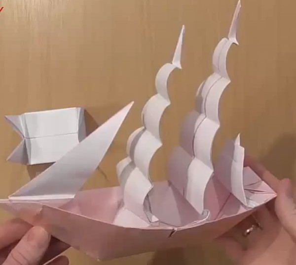 Video tutorial on how to make origami sailboat and origami pirate ship