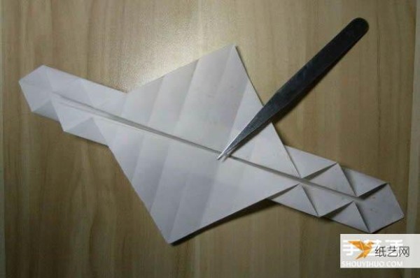 Illustration of the steps to make an origami heart with wings that can fly