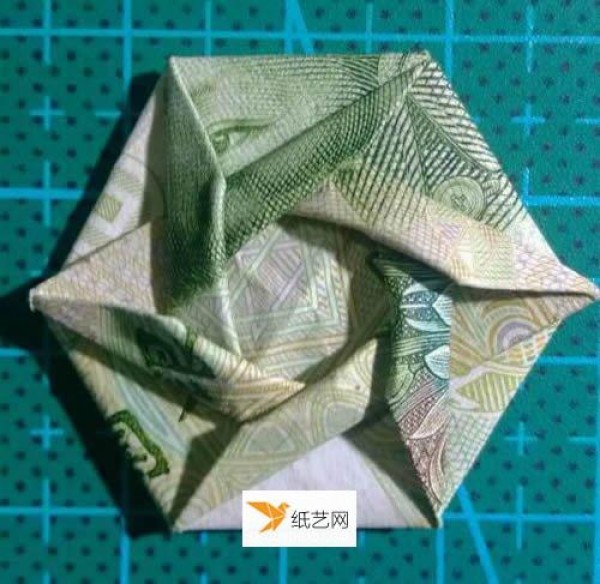 Illustration of how to fold a hexagonal badge using one-yuan banknotes