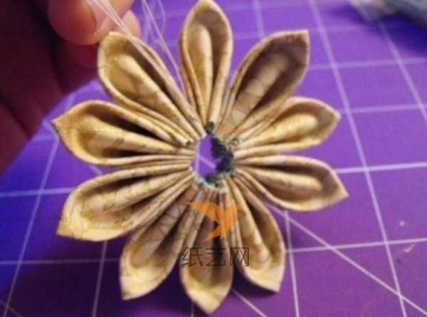 Beautiful flower fabric brooch Mothers Day gift making tutorial