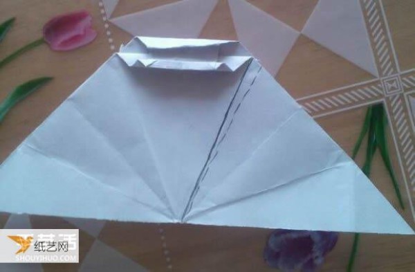 Step-by-step illustration of how to use origami to fold a cute grand piano