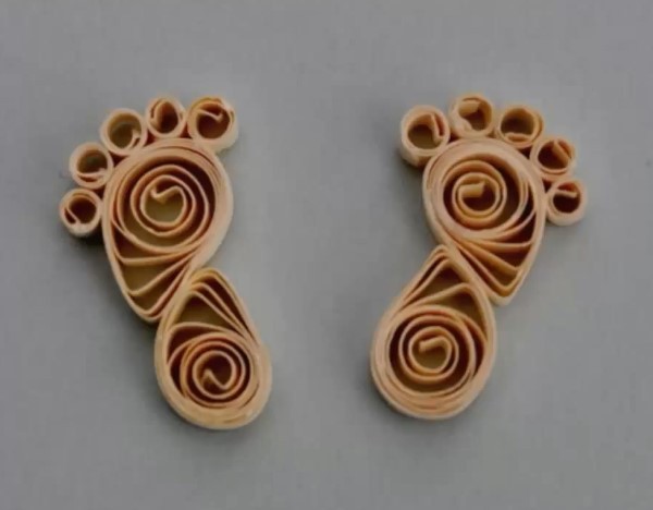 Tutorial on making paper-quilled feet