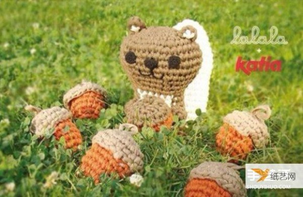 Illustrated tutorial on how to use crochet to make cute little squirrel and pine cone dolls