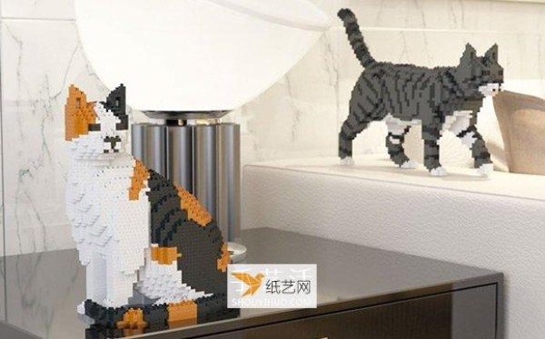 Three-dimensional cat model made of mini Lego bricks